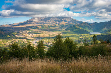 Naklejka premium Boundary Trail on a Hazy Day at Mount St. Helens, Stratovolcano in Skamania County, Washington State