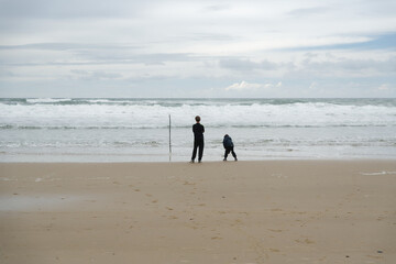 Enfants qui jouent au bord de la plage. Océan, jeus d'enfants