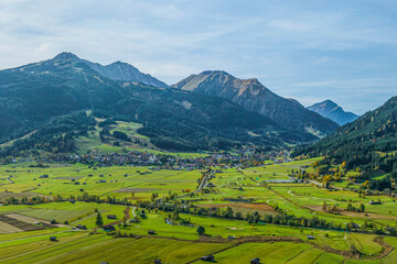 Fototapeta na wymiar Blick auf Lermoos und das Ehrwalder Becken in der Region Tiroler Ausserfern an einem herbstlichen Nachmittag