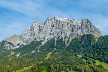 Das Felsmassiv der Zugspitze vom Ehrwalder Becken aus gesehen