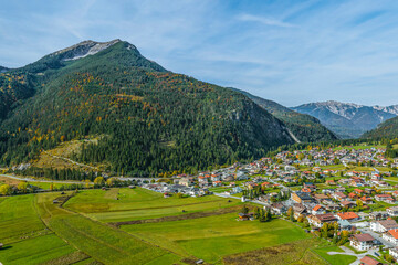 Blick auf Ehrwald in der Region Tiroler Ausserfern an einem herbstlichen Nachmittag im Oktober