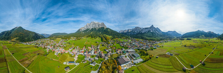 Fototapeta na wymiar Blick auf Ehrwald in der Region Tiroler Ausserfern an einem herbstlichen Nachmittag im Oktober, 360 Grad Rundblick