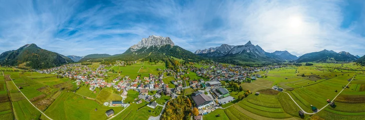 Foto op Plexiglas Blick auf Ehrwald in der Region Tiroler Ausserfern an einem herbstlichen Nachmittag im Oktober, 360 Grad Rundblick © ARochau