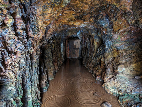 Explorando os mist&eacute;rios submersos: T&uacute;nel ou mina esquecida sob as &aacute;guas nascentes internas