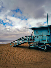 Cabane de sauveteur sur la plage de Santa Monica. Côte de l'océan Pacifique Los Angeles USA.	 - obrazy, fototapety, plakaty