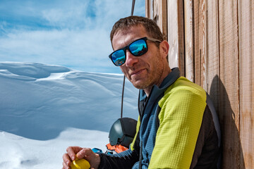 Alpinista in pausa durante una salita invernale