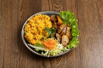 Riz Cantonais et porc Laqué plat vietnamien