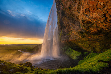 Wasserfall Seljalandsfoss nach Sonnenuntergang, Wasserfall seitlich fotografiert, Sonne nicht...