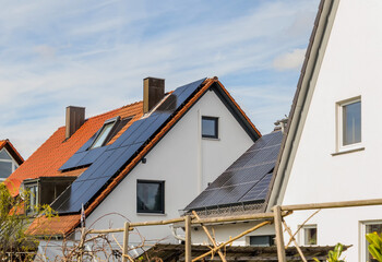 Moderne Wohnhäuser mit Solardächern - obrazy, fototapety, plakaty
