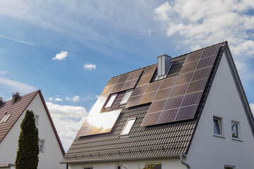 Solarpanels auf Einfamilienhaus im Gegenlicht	