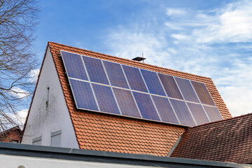 Solaranlage auf älterem Hausdach - obrazy, fototapety, plakaty