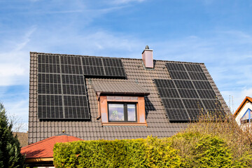 Wohnhaus mit Solarpanels zur unabhängigen Stromerzeugung - obrazy, fototapety, plakaty