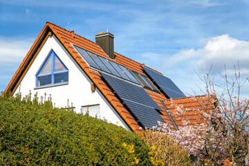 Modernes Wohnhaus mit Solarzellen zur eigenen Strom- und Warmwasserversorgung - obrazy, fototapety, plakaty