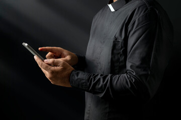 Portrait of a pastor using a mobile phone - 774765633
