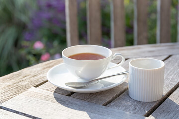 テラスでティータイム、温かい紅茶