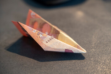 billet de banque de 10 euros en papier plié en forme d'avion