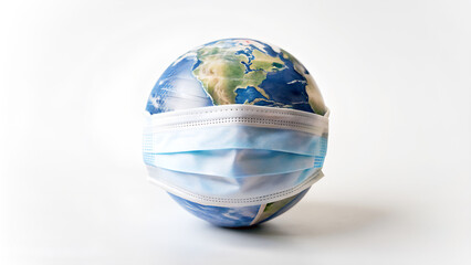 El Planeta Tierra con una mascarilla sobre fondo blanco. Día de la Tierra. Concepto medio ambiente. - obrazy, fototapety, plakaty
