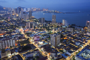 Obraz premium A view of the cityscape of Penang in Malaysia during the blue hour of the day.