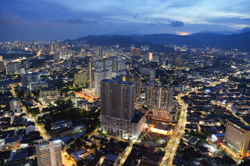 Obraz premium A view of the cityscape of Penang in Malaysia during the blue hour of the day.