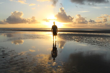 silhueta de homem em nascer do sol na praia de tatuamunha, alagoas  - obrazy, fototapety, plakaty
