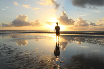 silhueta de homem em nascer do sol na praia de tatuamunha, alagoas  - obrazy, fototapety, plakaty