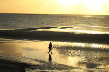 silhueta de mulher em nascer do sol na praia de japaratinga, alagoas 