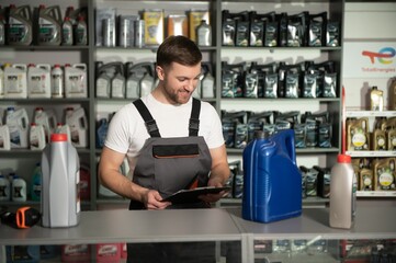 A customer speaks with a consultant at an auto parts store