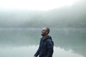homem em amanhecer com neblina na lagoa azul, na serra do navio, em amapá 