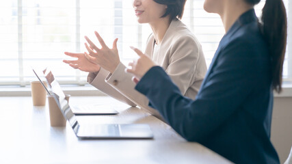 Fototapeta premium 打ち合わせをするビジネスウーマン