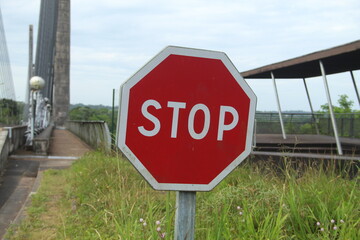 placa de trânsito na guiana francesa, na divisa com oiapoque, amapá 