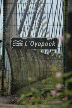 placa indicando rio oiapoque na  guiana francesa 