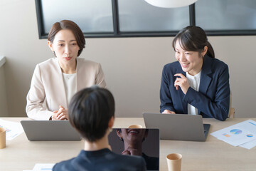 オフィスで働く女性