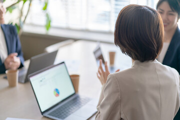 オフィスで働く女性