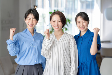 笑顔の女性3人