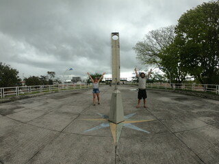 turista em monumento que marca a passagem da linha do equador em macapá, amapá 