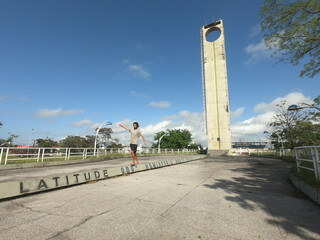 turista em monumento que marca a passagem da linha do equador em macapá, amapá  - obrazy, fototapety, plakaty