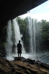 silhueta de homem na cachoeira de sucuriju, no amapa 