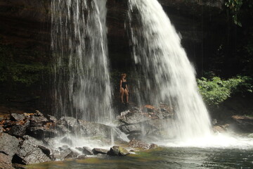 turista na cachoeira do sucurijú, no amapá  - obrazy, fototapety, plakaty