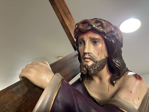 Imagem de Jesus carregando a cruz