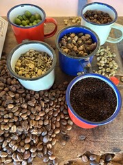 Grãos de café, café em pó e café moído