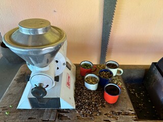Grãos de café e moedor de café