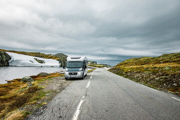 Reisemobil an einer Bergstrasse in Norwegen