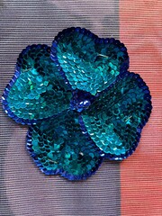 Flor azul de lantejoulas