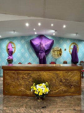 Igreja com imagens cobertas com pano roxo na semana santa