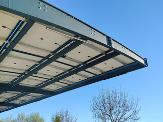 Pensiline fotovoltaiche installate sopra un area destinata al parcheggio delle auto