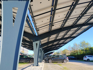 Pensiline fotovoltaiche installate sopra un area destinata al parcheggio delle auto © codrin