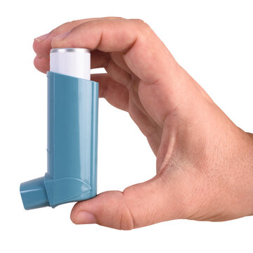 M&atilde;o segurando um aplicador spray oral , medicamento de inala&ccedil;&atilde;o usado no controle e preven&ccedil;&atilde;o de asma, bronquite cr&ocirc;nica e enfisema, fundo transparente