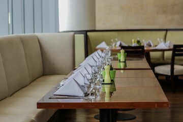 Obraz premium Dining table at a hotel restaurant with glassware and cutlery