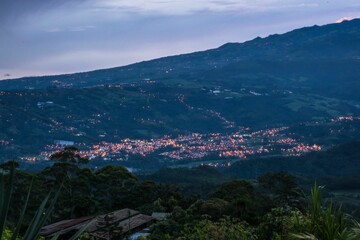 Fototapeta na wymiar Beautiful view of a mountain in Costa Rica in the evening