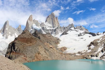 Photo sur Plexiglas Fitz Roy Scenic view of the Lagoon of the Three in front of the snow covered Fitz Roy mountain in El Chelten
